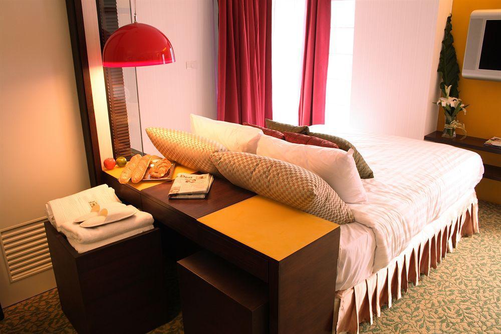 Tango Vibrant Living Hotel - Sha Extra Plus Bangkok Exteriör bild