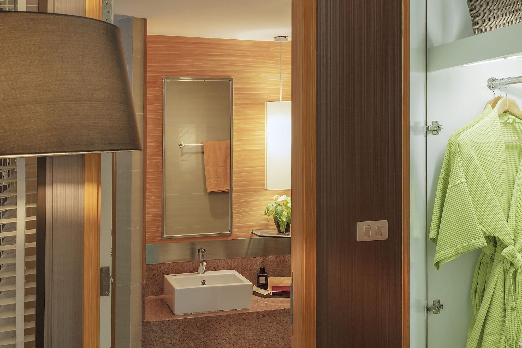 Tango Vibrant Living Hotel - Sha Extra Plus Bangkok Exteriör bild