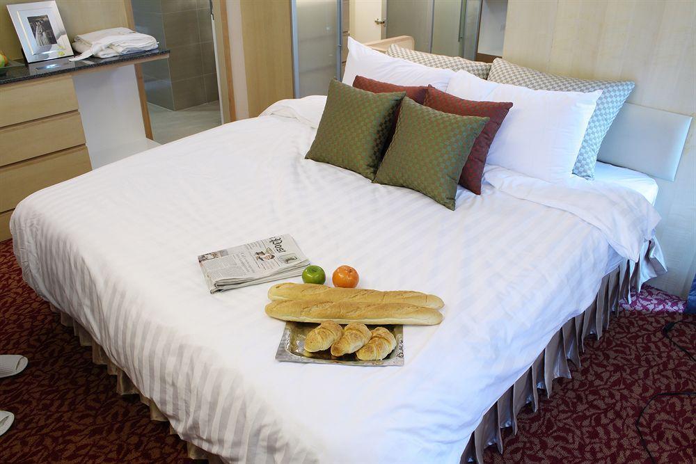 Tango Vibrant Living Hotel - Sha Extra Plus Bangkok Exteriör bild