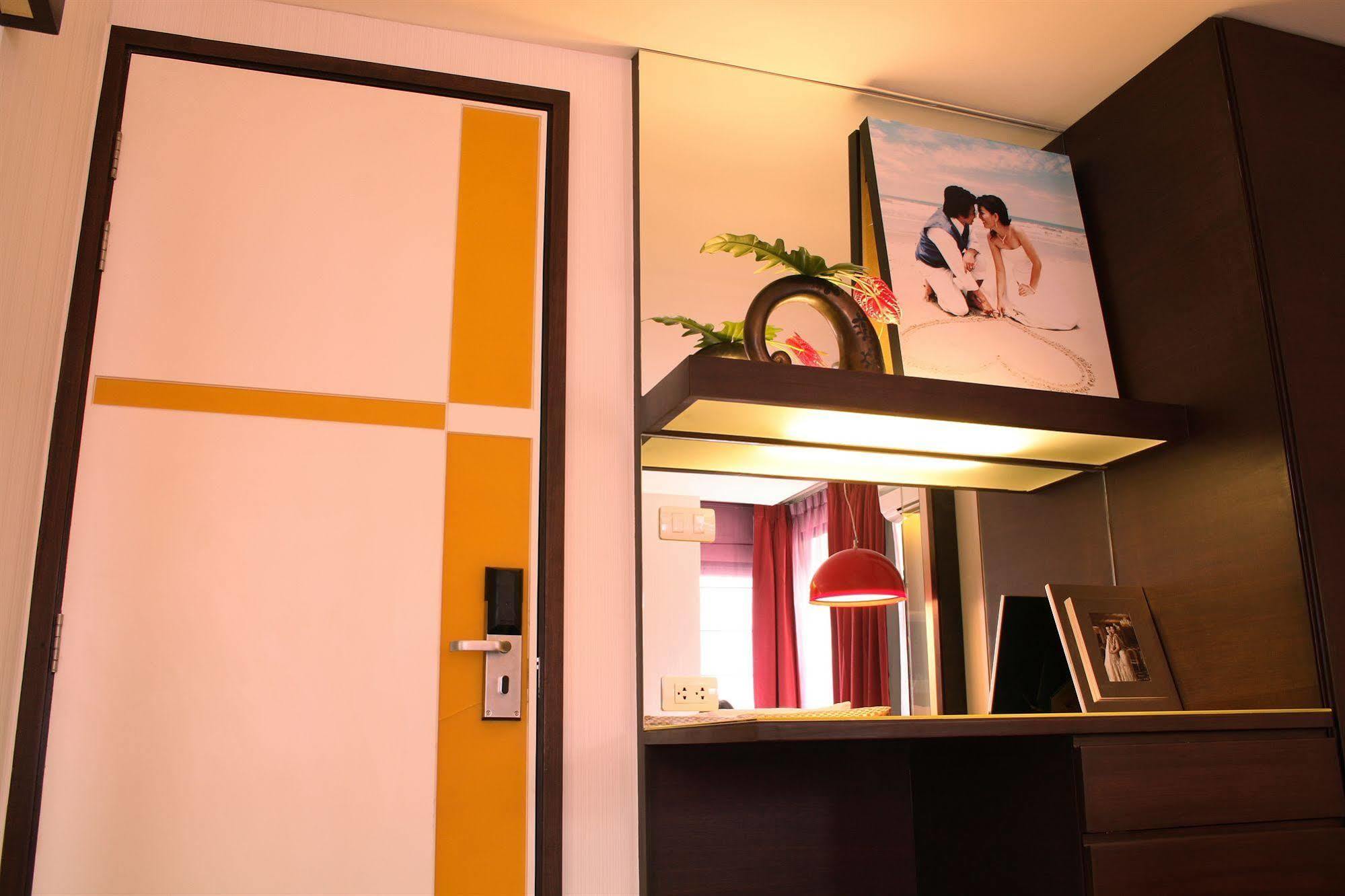 Tango Vibrant Living Hotel - Sha Extra Plus Bangkok Exteriör bild
