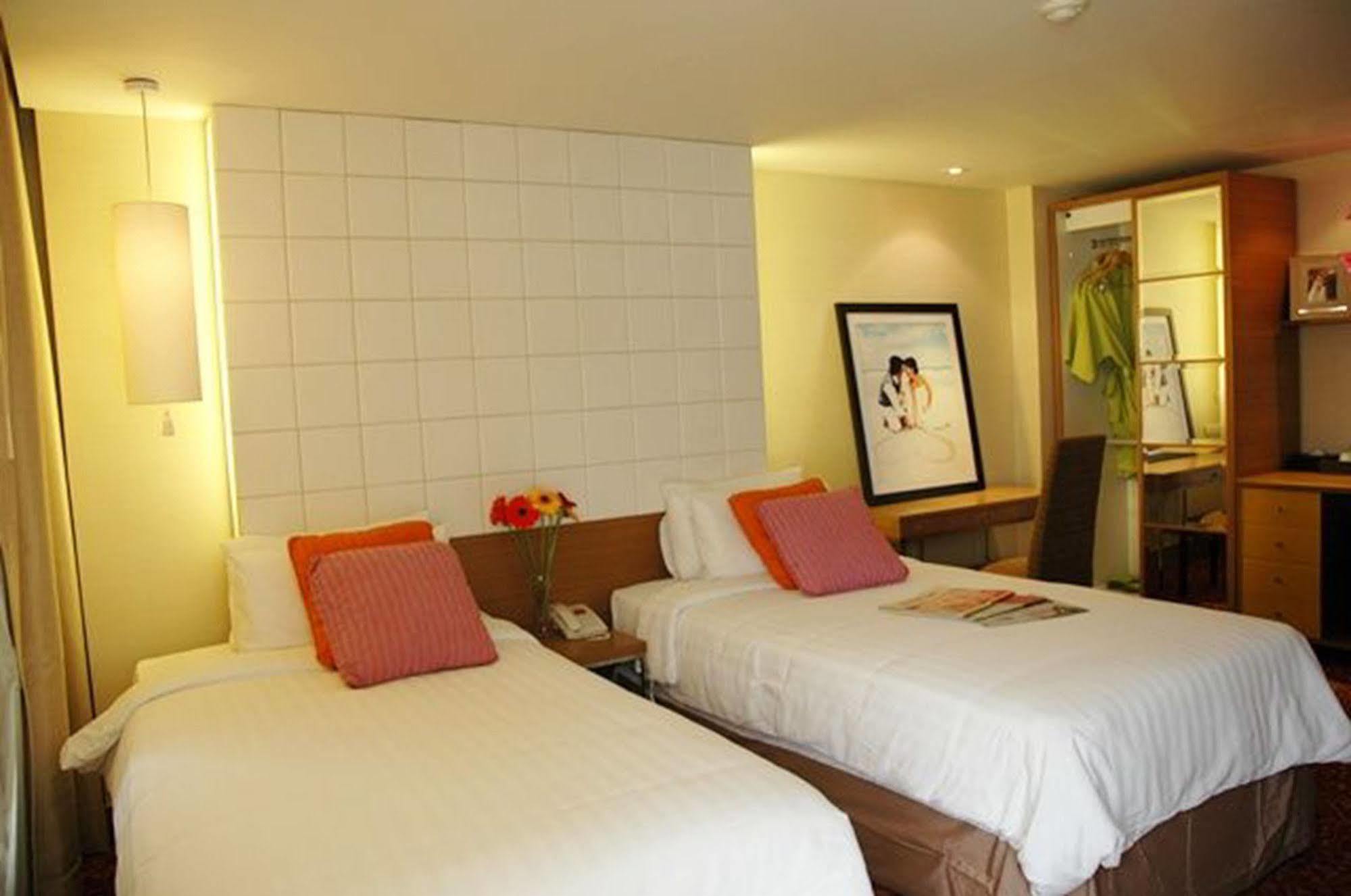 Tango Vibrant Living Hotel - Sha Extra Plus Bangkok Exteriör bild