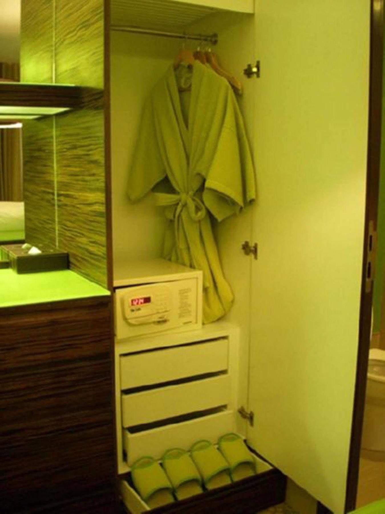 Tango Vibrant Living Hotel - Sha Extra Plus Bangkok Exteriör bild