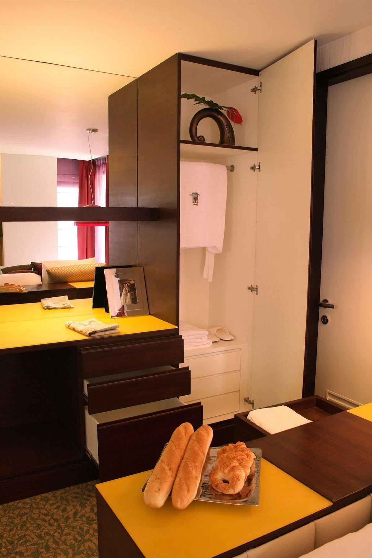 Tango Vibrant Living Hotel - Sha Extra Plus Bangkok Exteriör bild