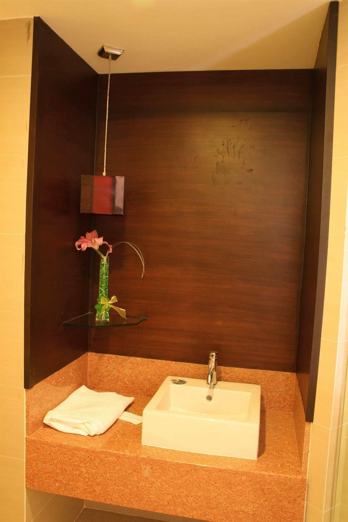 Tango Vibrant Living Hotel - Sha Extra Plus Bangkok Exteriör bild