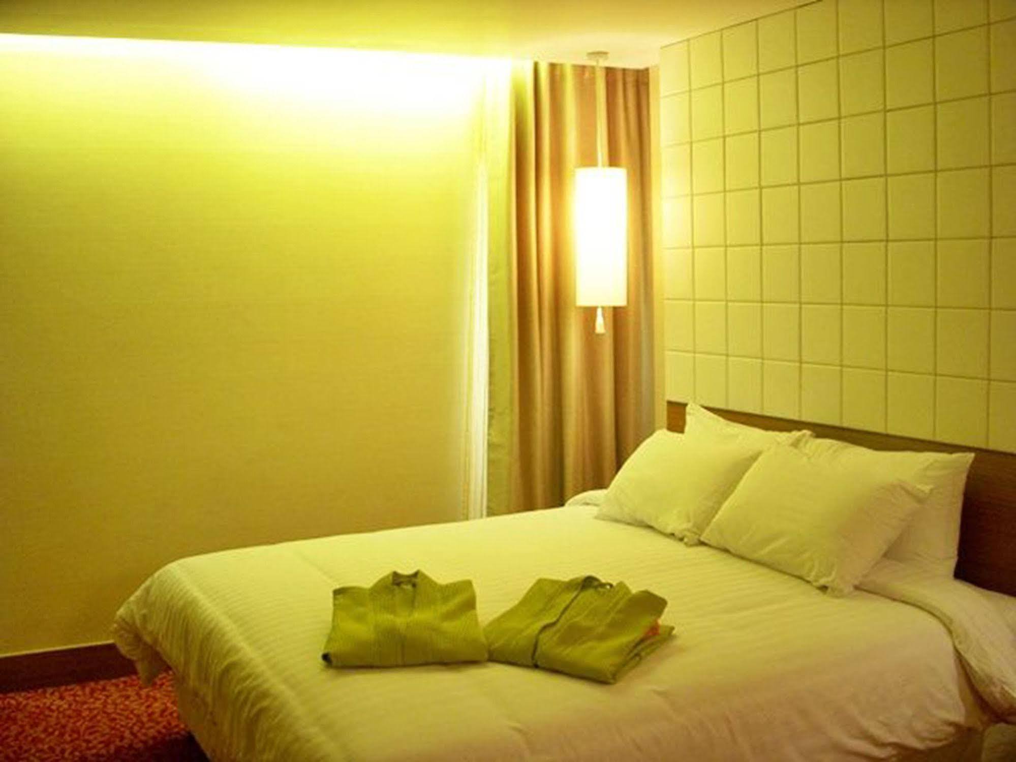Tango Vibrant Living Hotel - Sha Extra Plus Bangkok Exteriör bild