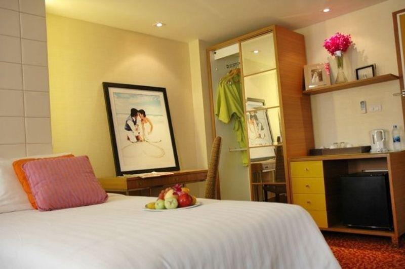 Tango Vibrant Living Hotel - Sha Extra Plus Bangkok Exteriör bild